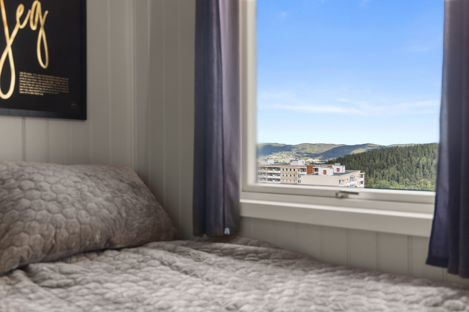 På soveromssiden kommer morgensolen, noe som gir en fin start på dagen, samt optimalt for temperatur på sommerstid Galleribilde