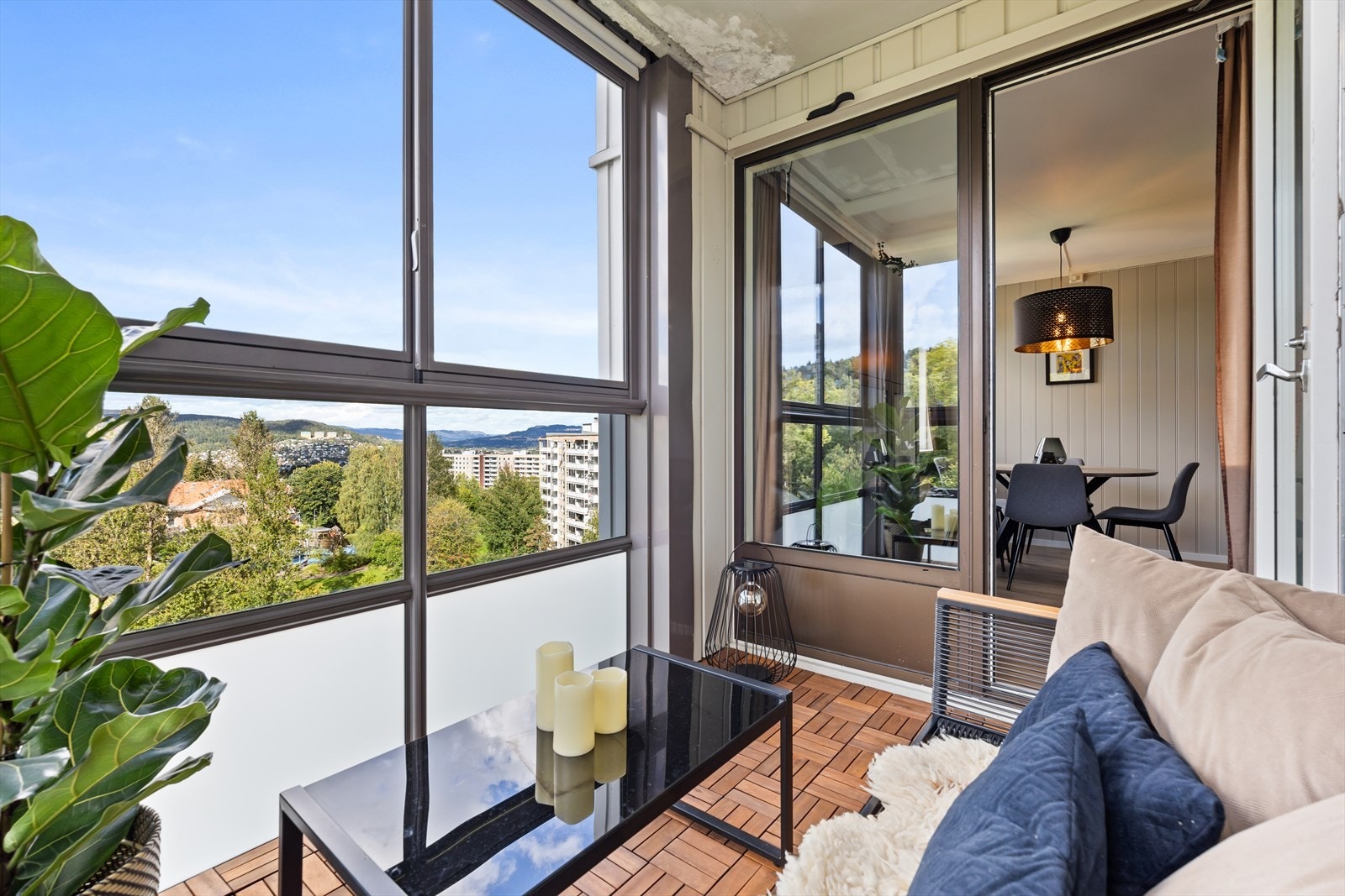 Balkongen fungerer som en forlengelse av stuen store deler av året Galleribilde