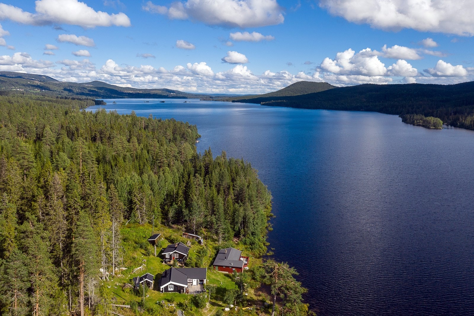 Eiendommen ligger flott til like ved vannkanten på Nord-Mesna Galleribilde
