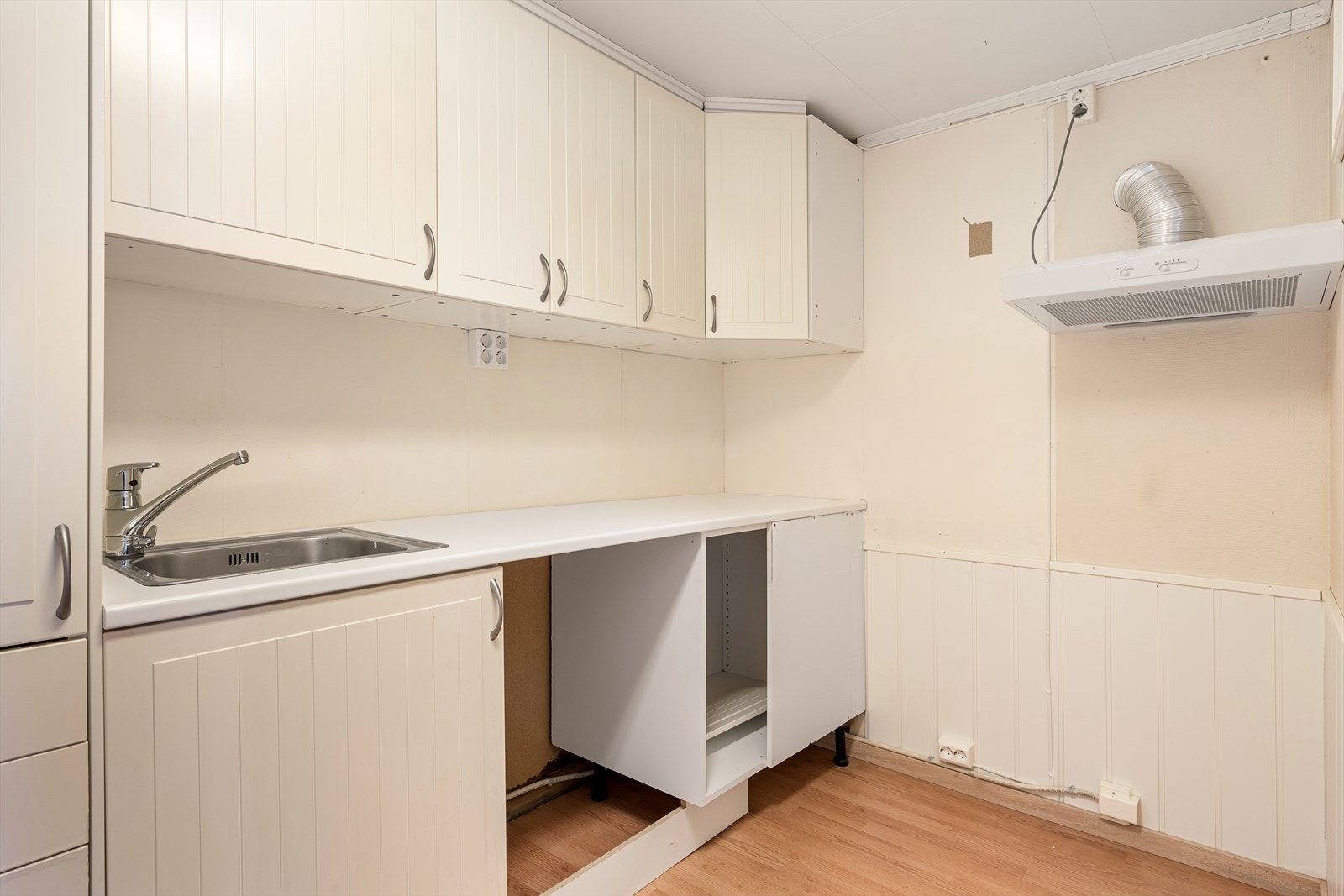 Enkel Ikea kjøkkeninnredning i kjeller. Laminat benkeplate. Stål oppvaskkum. (Kjeller er ikke godkjent for varig opphold og må ved bruk til varig opphold bruksendres) Galleribilde