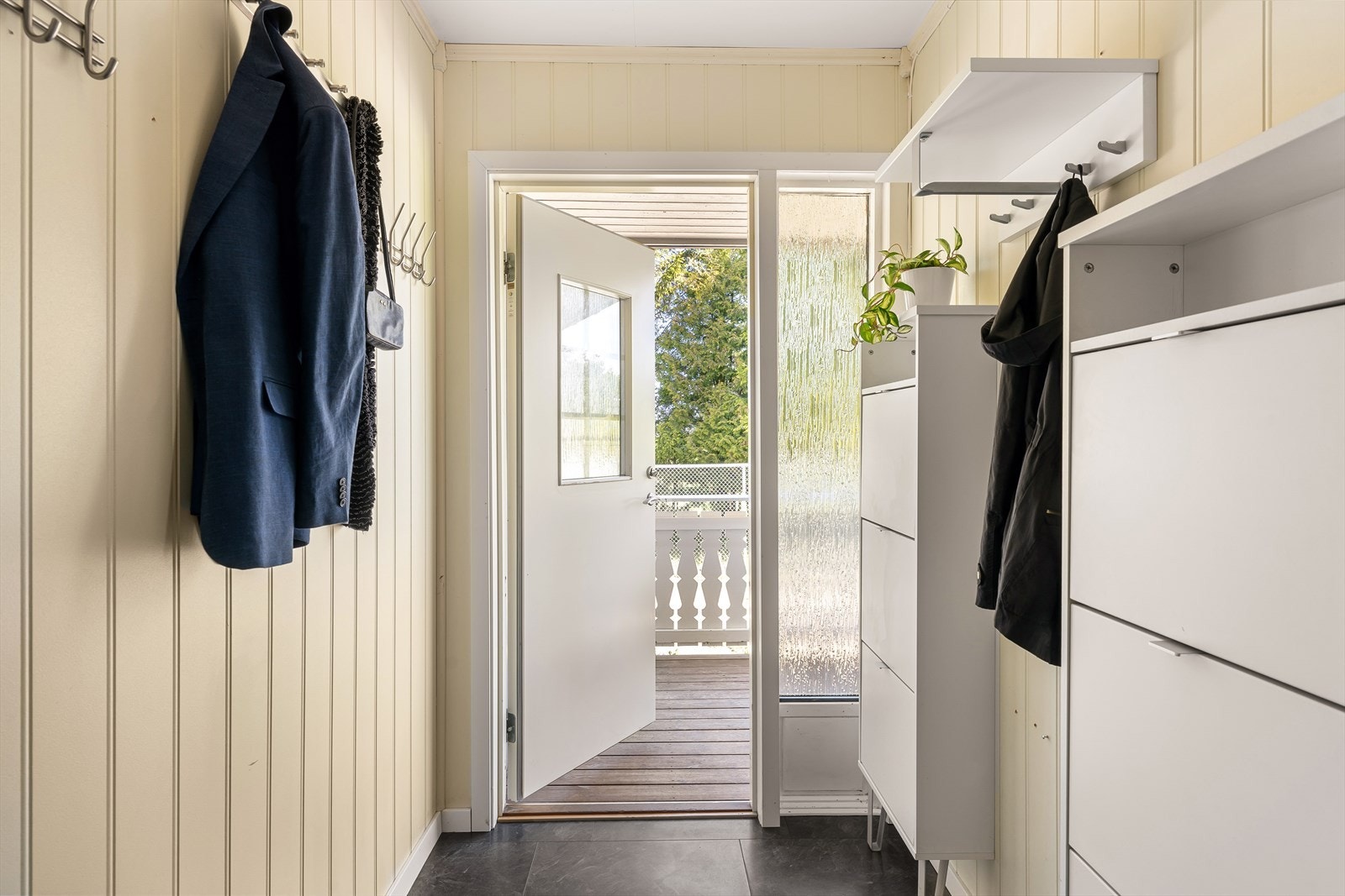 Velkommen inn! Lys entré med god plass til å henge fra seg yttertøy. Galleribilde