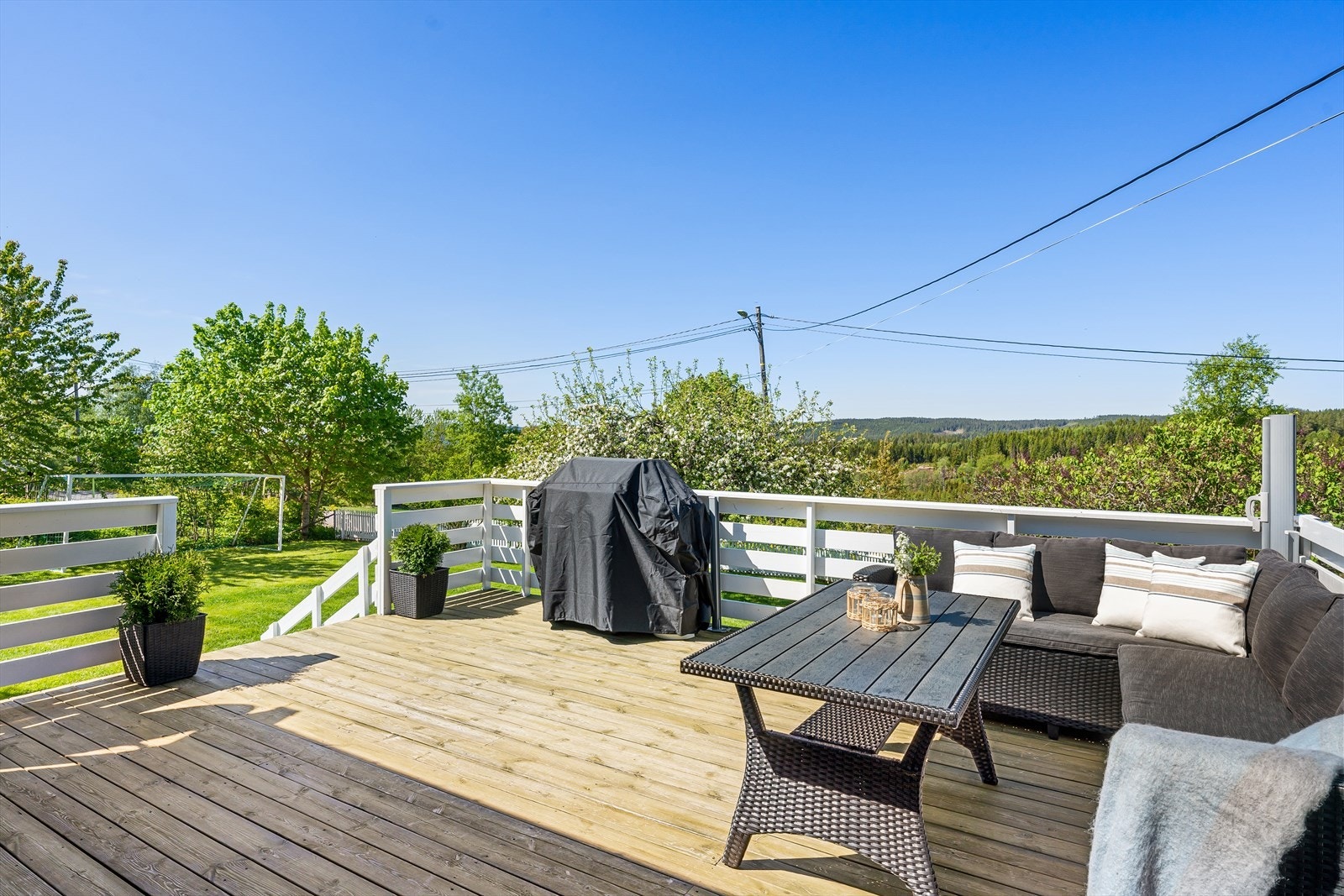Stuen har utgang til en romslig terrasse på cirka 27m². Perfekt samlingssted for familie og besøkende! Galleribilde