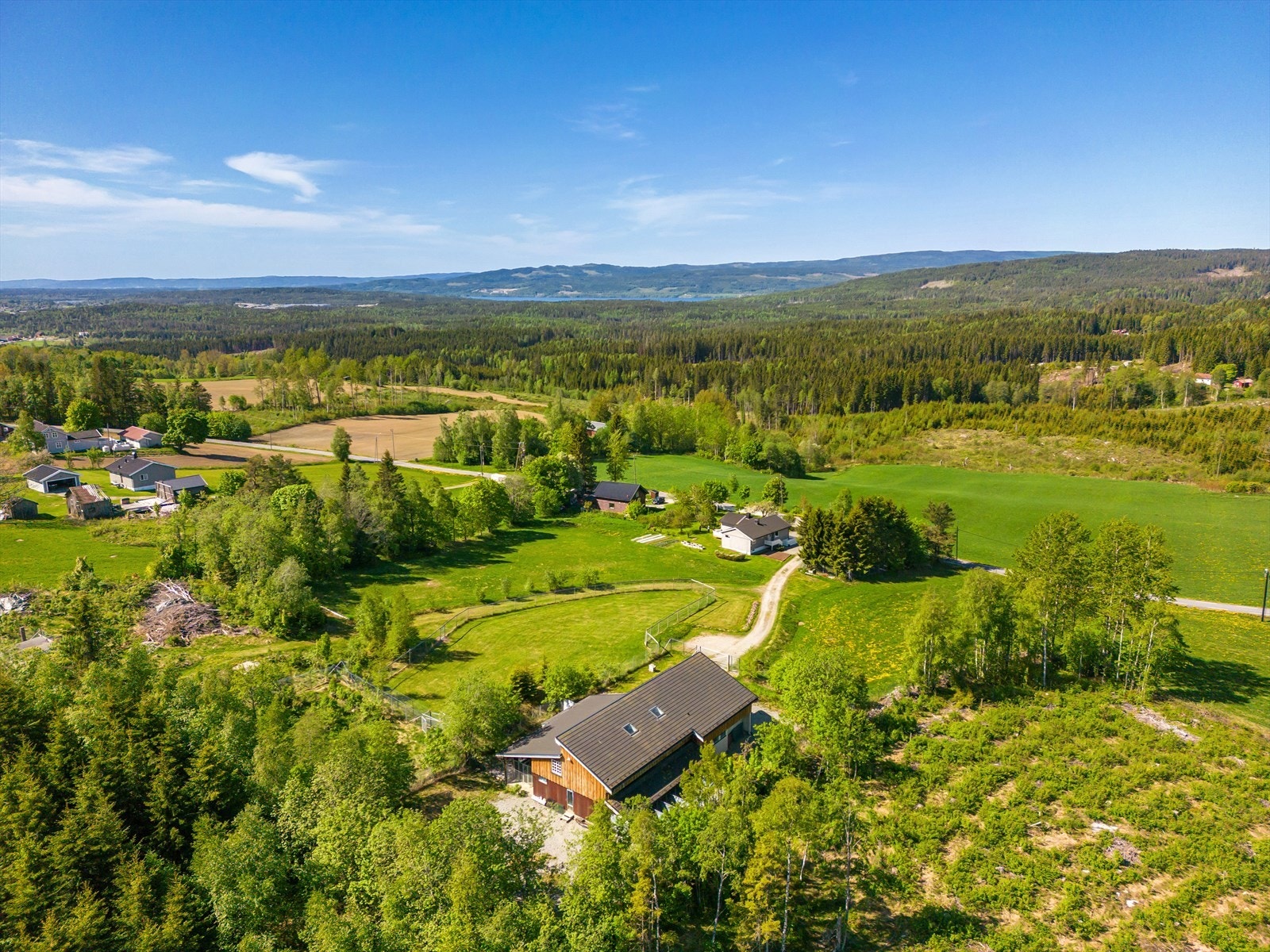 Praktisk og fint driftsbygg med flere store inngjerdete områder for hundene. Galleribilde
