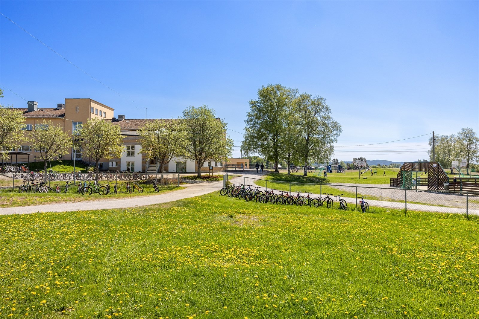 Ås skole er nærmeste barneskole. Skolen har ca. 300 elever fra 1.-7. trinn. Galleribilde