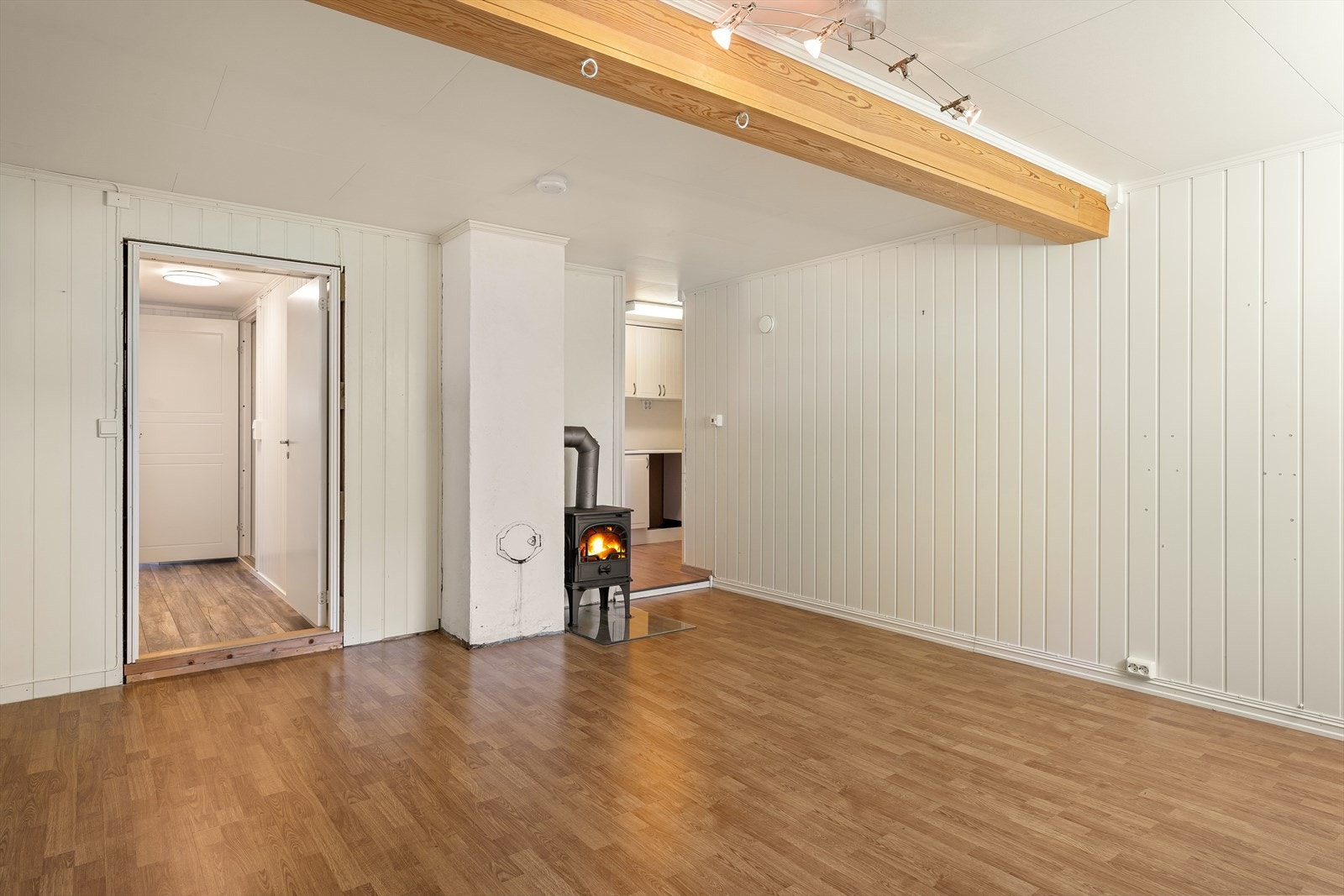 Boligen har elementpipe, peisovn og vedovn. Galleribilde