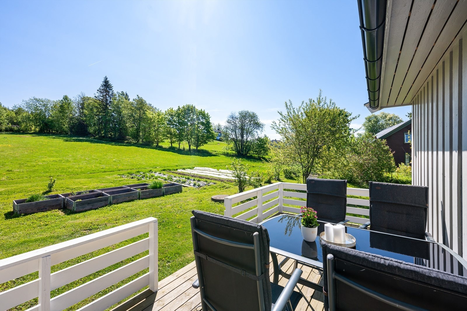 Soverommet har utgang til en hyggelig terrasse på cirka 13m². Stille og tilbaketrukket! Galleribilde
