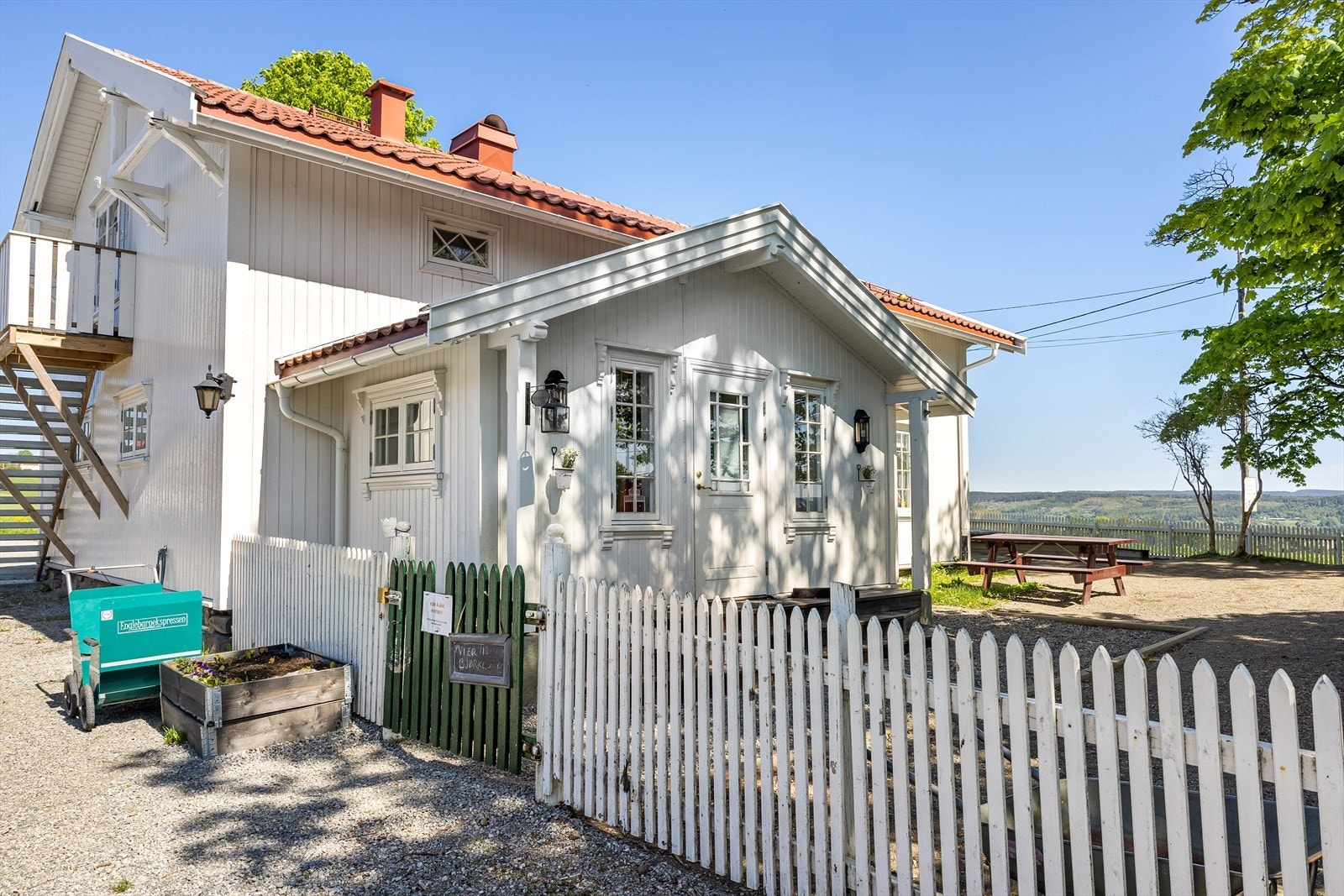 Ca. 4. min kjøretur til Åsleia Gårdsbarnehage, som er en privat barnehage med plass til inntil 47 barn i alderen 1-6 år. Galleribilde