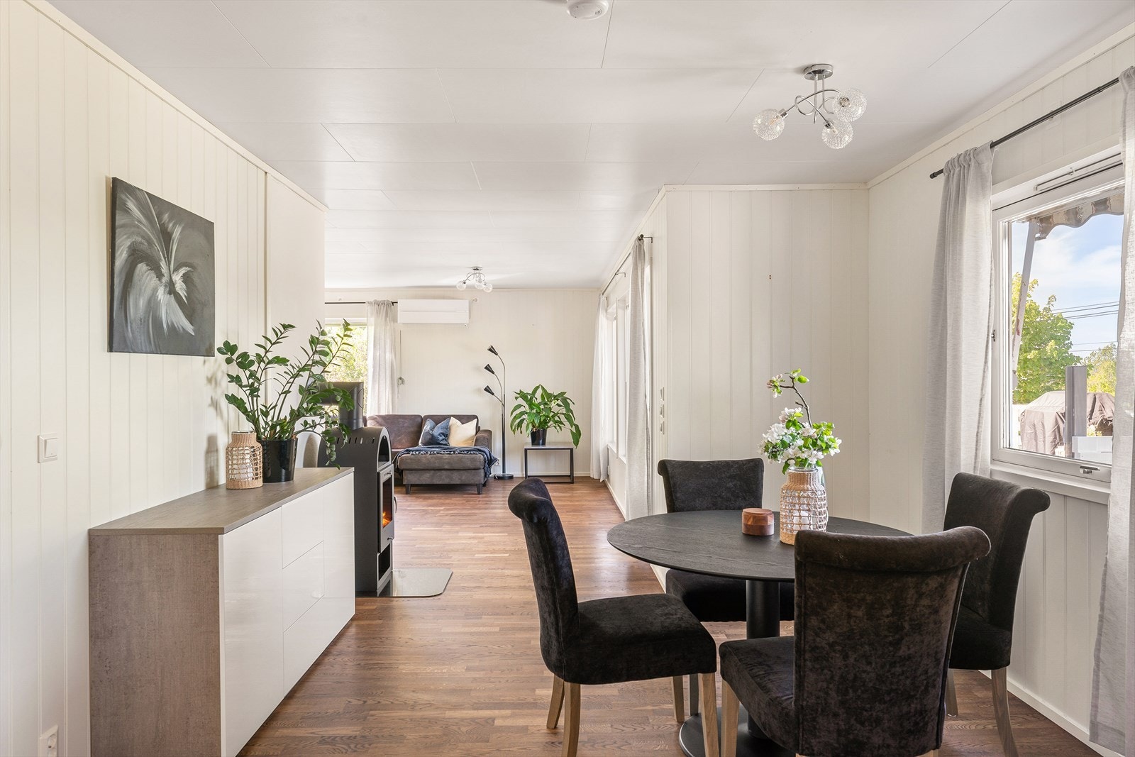 Stuen er svært romslig med god plass til flere sittegrupper. Galleribilde