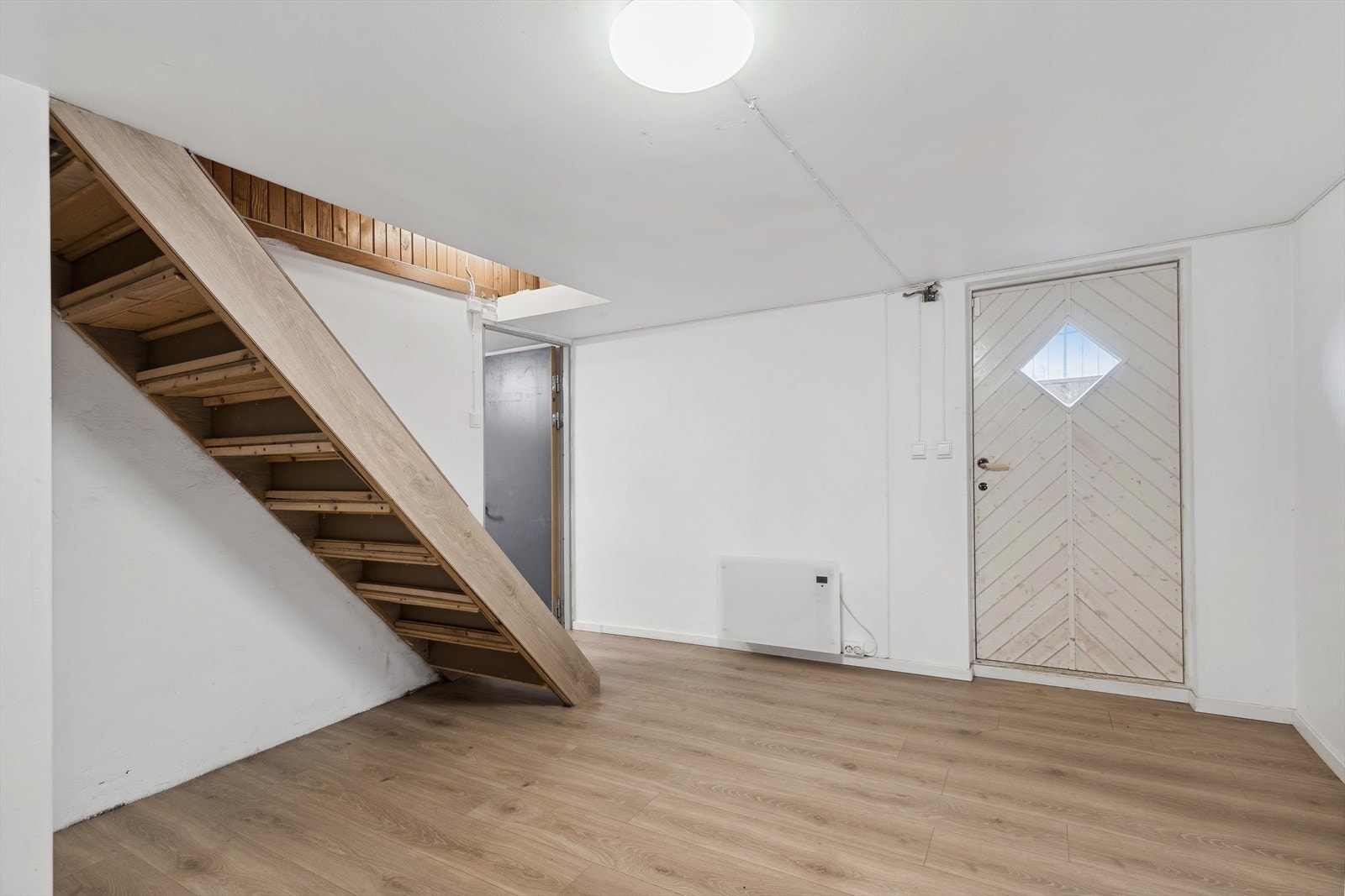 Bratt trapp til kjeller - ingen rekkverk. Galleribilde