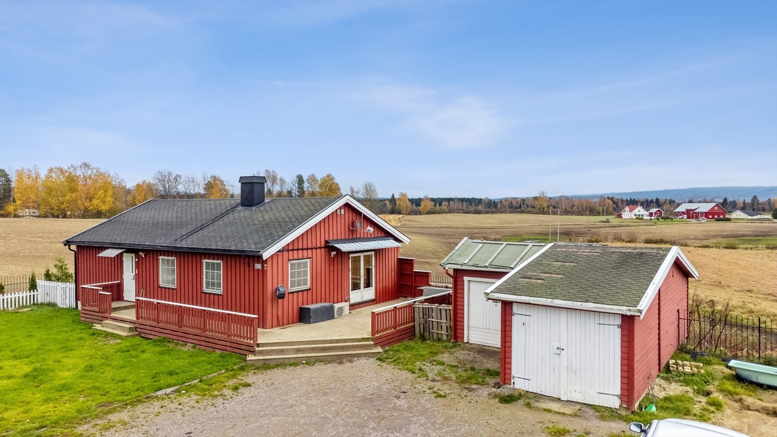 Garasje inndelt i bodrom/biloppstillingsplass med dobbel labankdør, og biloppstillingsplass med vippeport og en bod. Galleribilde