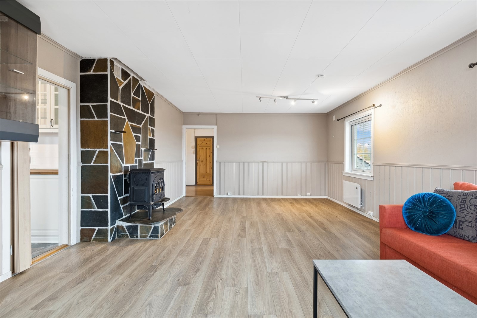 I den romslige stuen er det god plass til både spisebord og koselig sofakrok! Galleribilde
