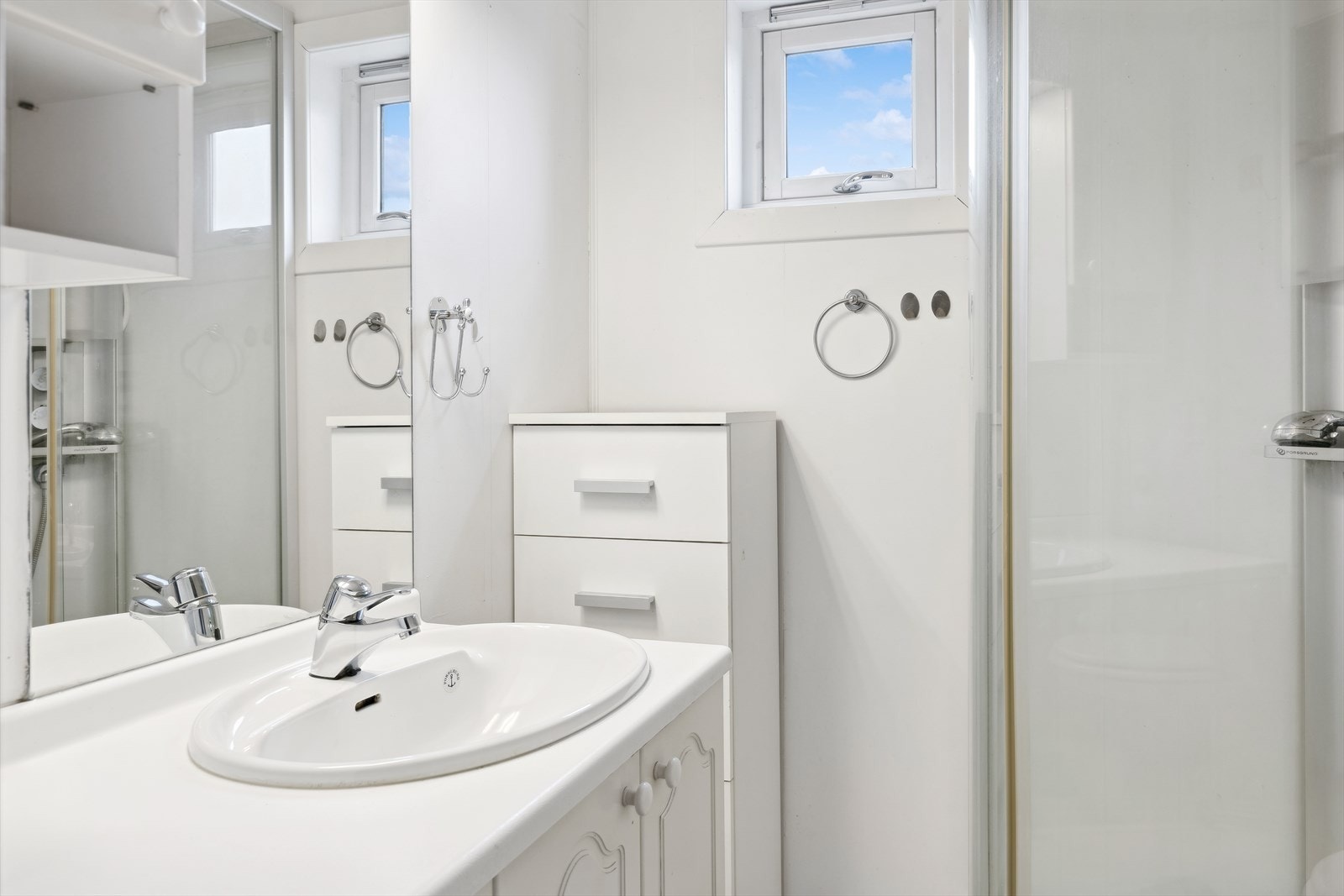 Servant i skapinnredning på badet. Galleribilde