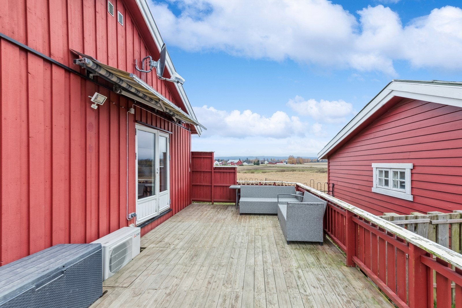 Fra terrasse er det utsikt til nærområdet. Galleribilde