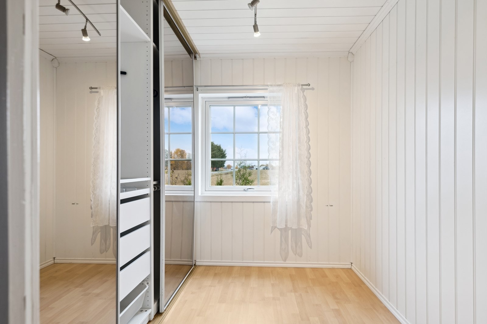 Boligen har tre soverom - På dette soverommet er det garderobeskap med speilfront. Galleribilde