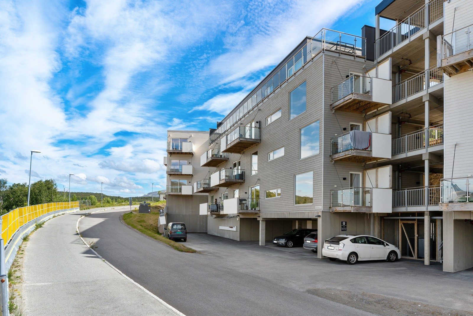 Her bor du med nærhet til busstopp, matbutikk og turareal.