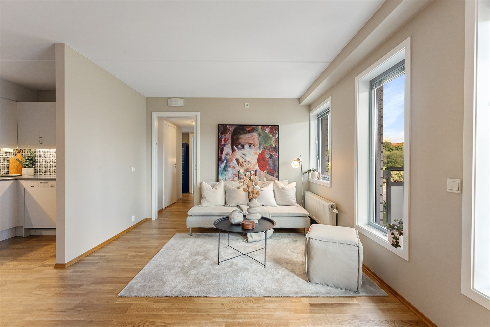 Romslig stue med store vindusflater som sørger for godt med naturlig lys Galleribilde