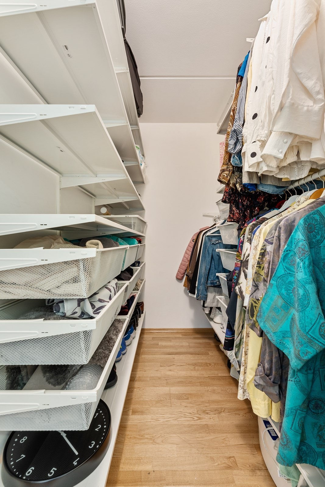 Praktisk innvendig bod ved entréen med god plass til sko, yttertøy og øvrig lagring Galleribilde