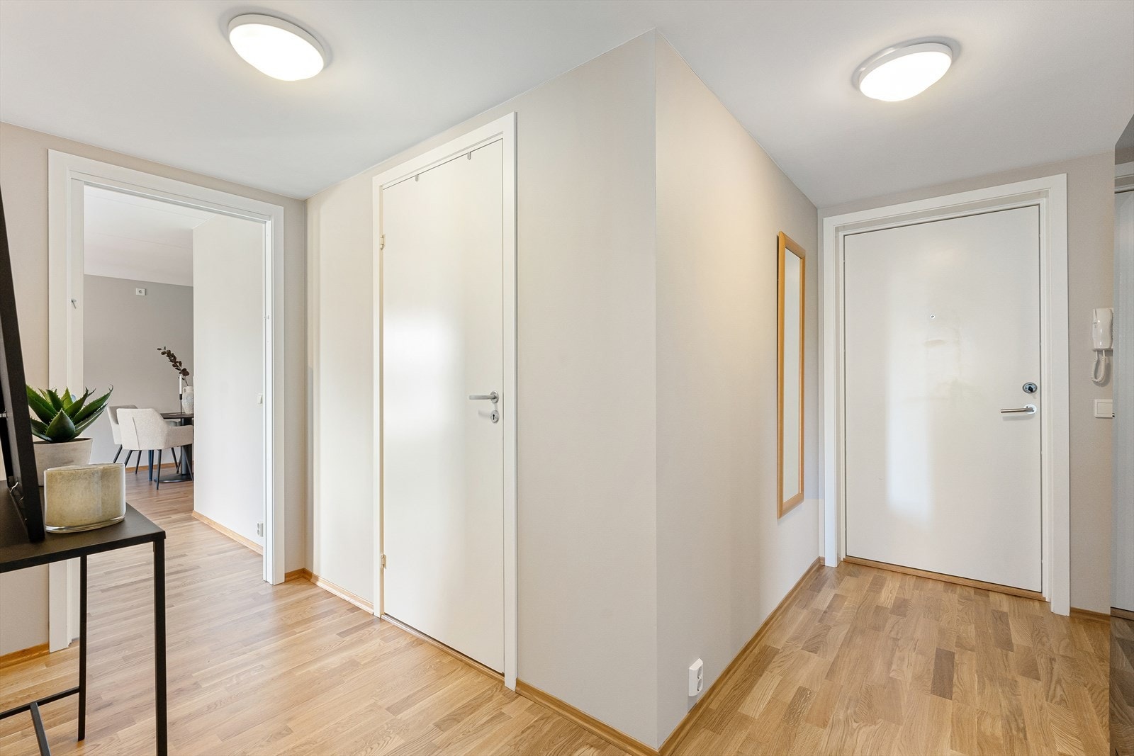 I leiligheten blir du møtt av en innbydende entré med trestavs eikeparkettgulv og ellers lysmalte flater Galleribilde
