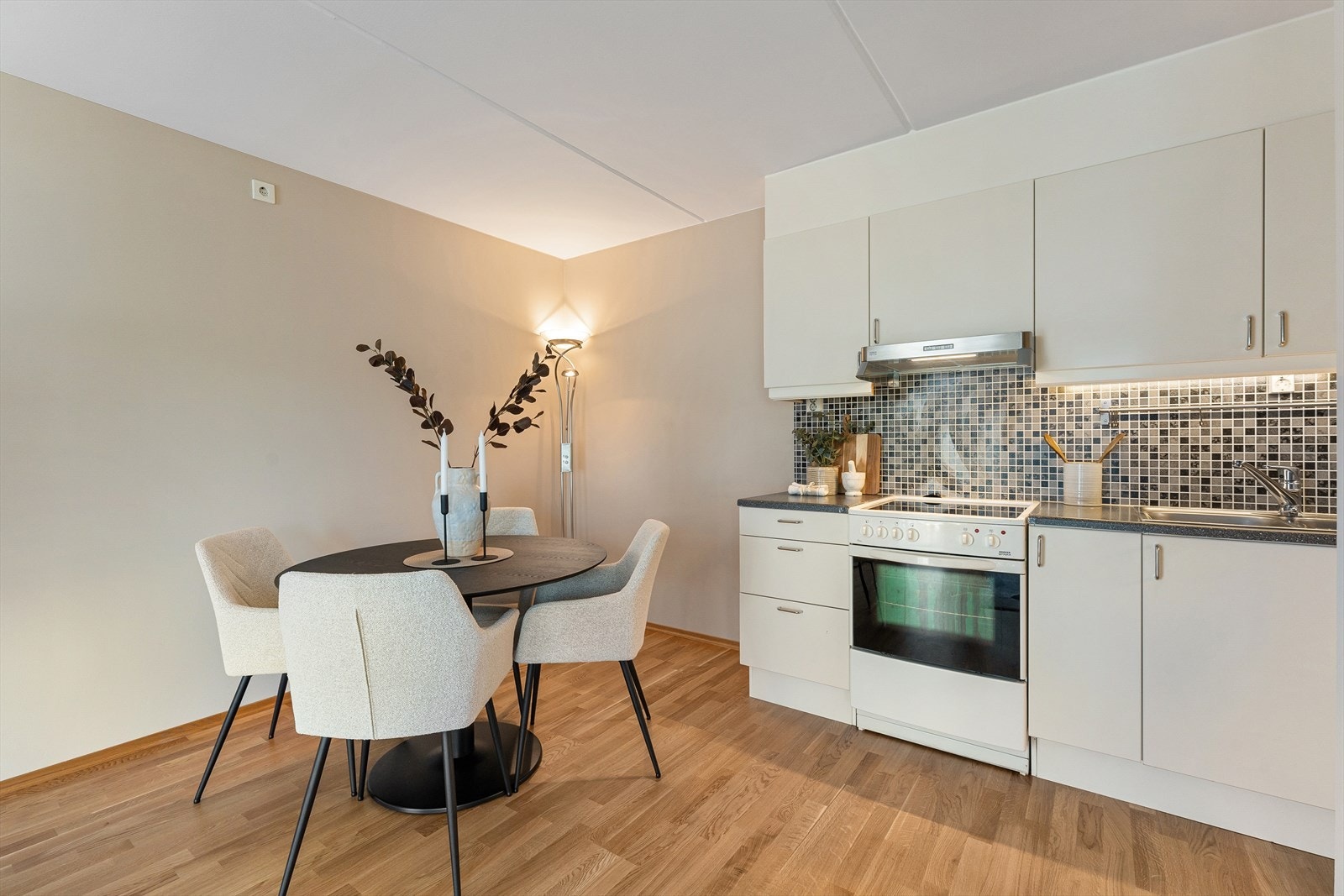 Flott plass til spisebord i tilknytning til kjøkken Galleribilde