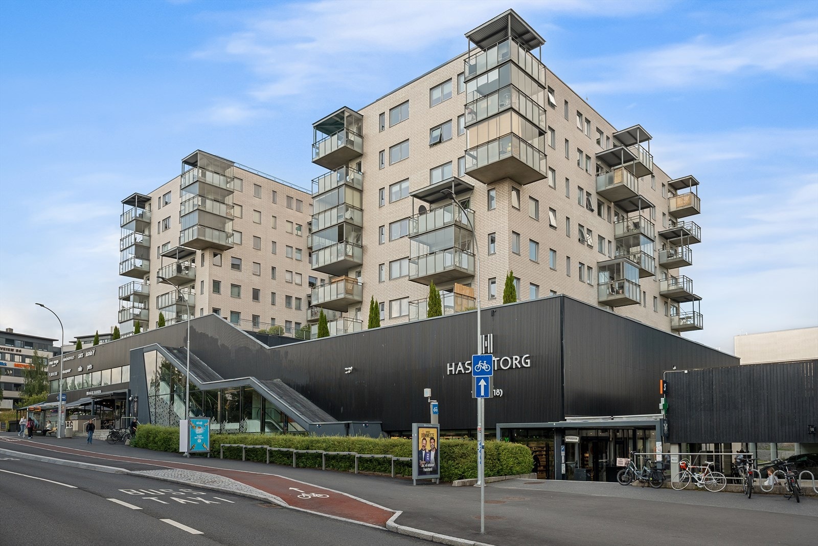 Kjøpesenter under leilighetskomplekset med Coop Mega, Baker Hansen, Vitus Apotek, Vinmonopol, Nille, bydelskroen LUN, Floriss blomster, treningssenterkjeden Sats, Jernia m.m Galleribilde