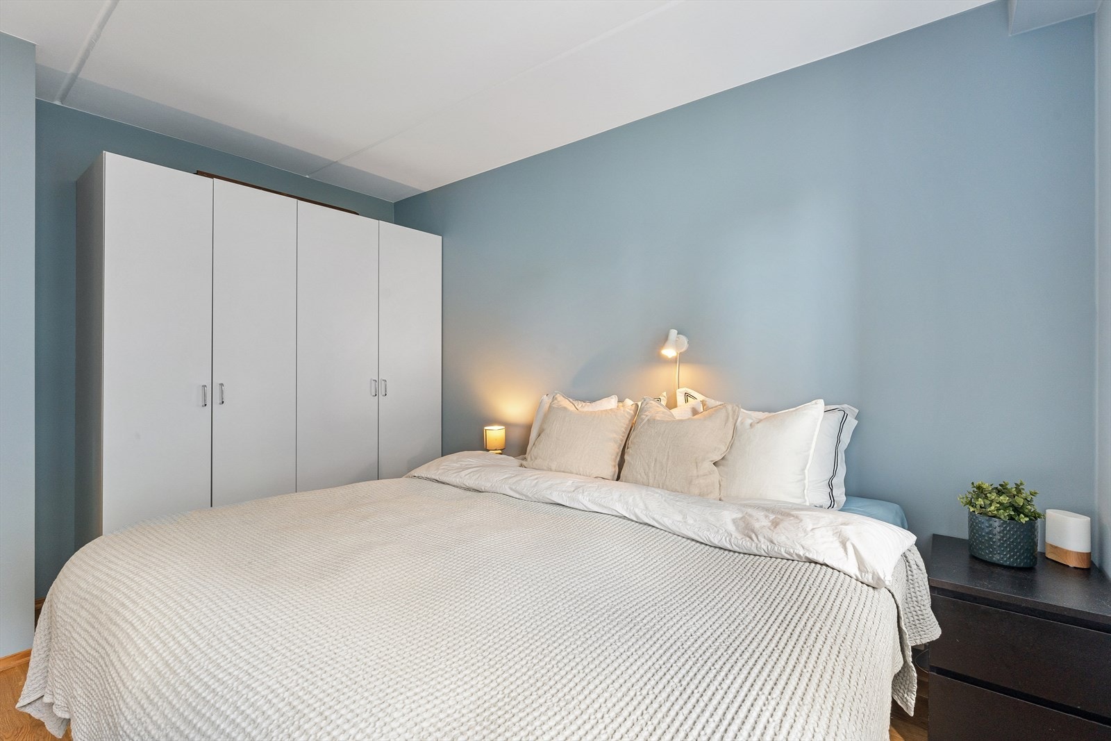 Lagringsplassen er godt ivaretatt i store garderobeskap Galleribilde