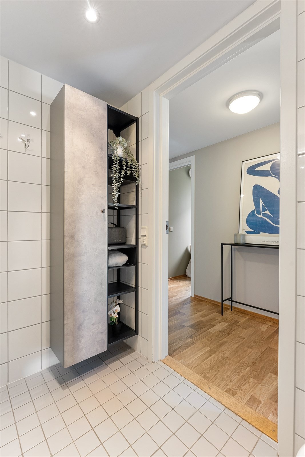 Baderomsinnredningen består av benkeskap og veggskap med glatte fronter Galleribilde