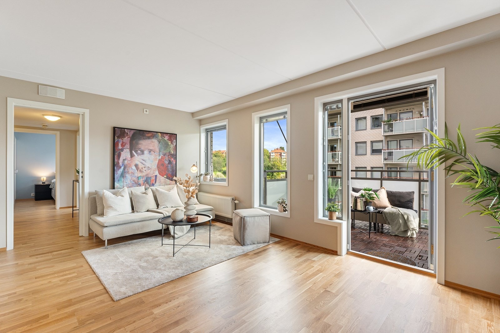 Oppusset og flott 3-roms hjørneleilighet med solrik balkong og felles takterrasse presentert av Vemund Thorkildsen Galleribilde