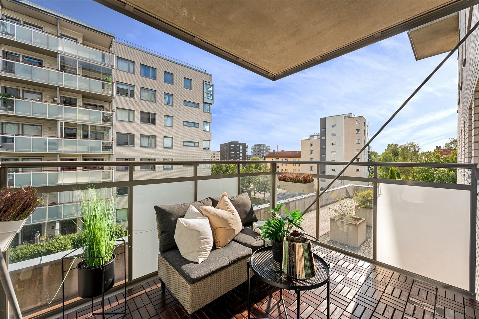 Stor solrik balkong med plass for grill og sittegruppe Galleribilde