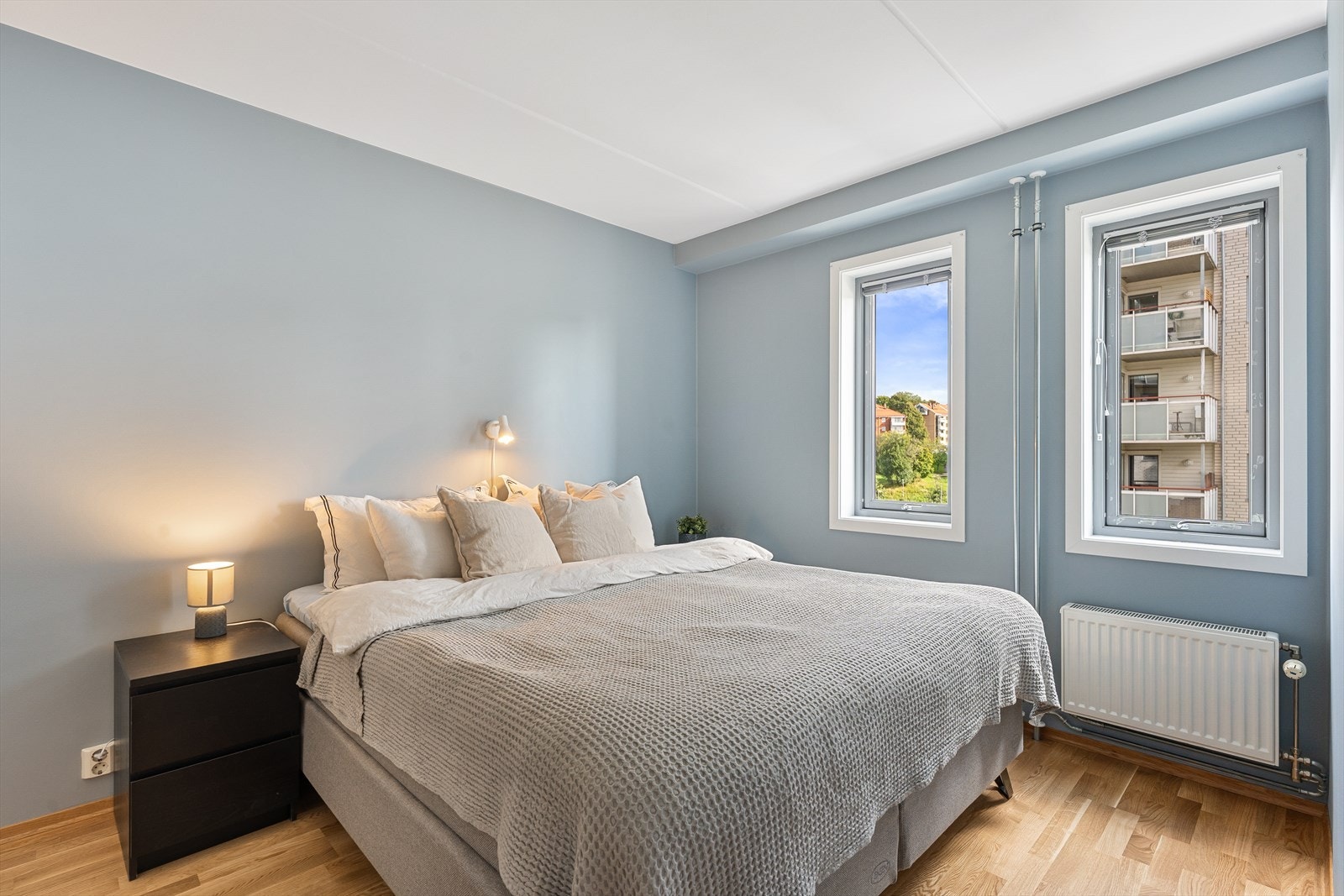 Romslig hovedsoverom med god plass til dobbeltseng, nattbord og øvrig soveromsmøblement Galleribilde