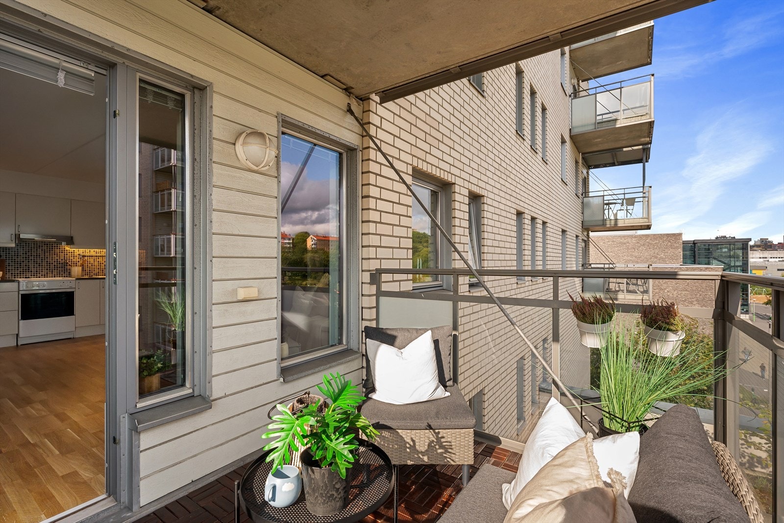 Balkongen er overbygget, slik at man også får glede av denne på regnværsdager Galleribilde