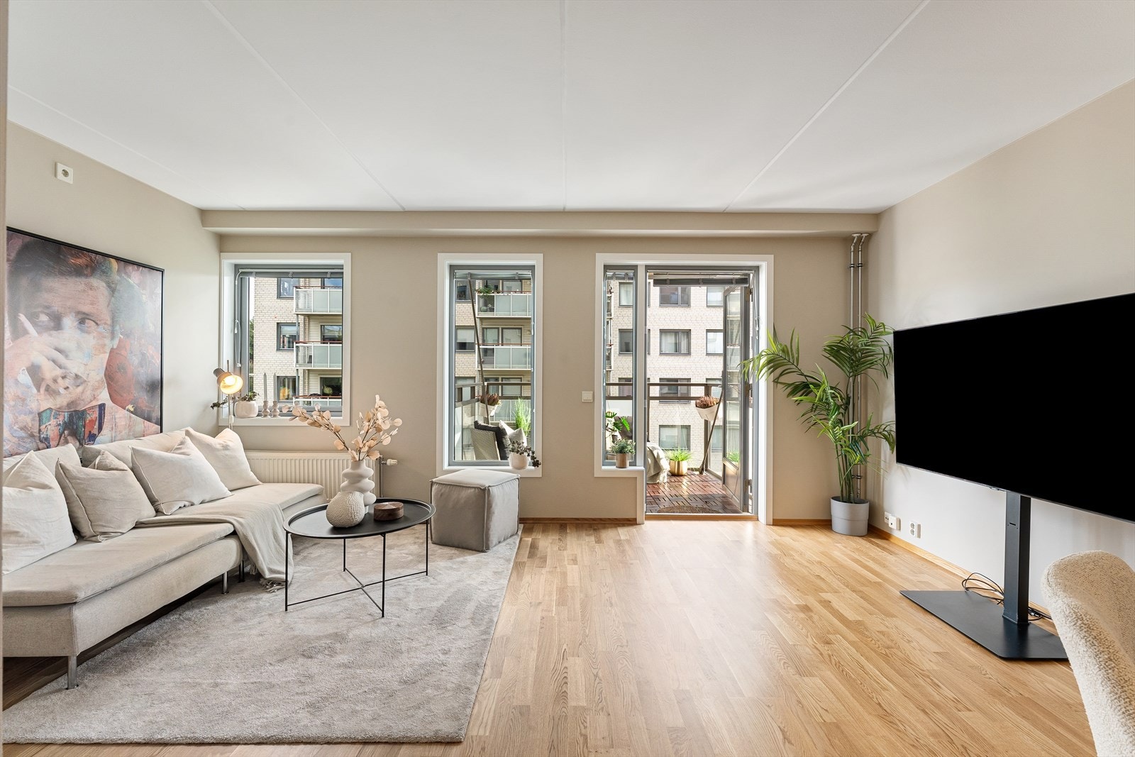 Flott trestavs parkettgulv, vegger malt i dus, tidsriktig farge og lysmalt himling Galleribilde