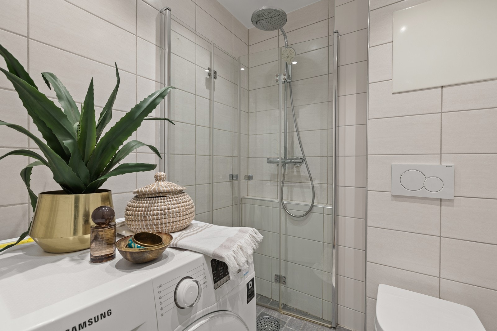 Dusj på flis med dører i herdet glass, opplegg for vaskemaskin Galleribilde