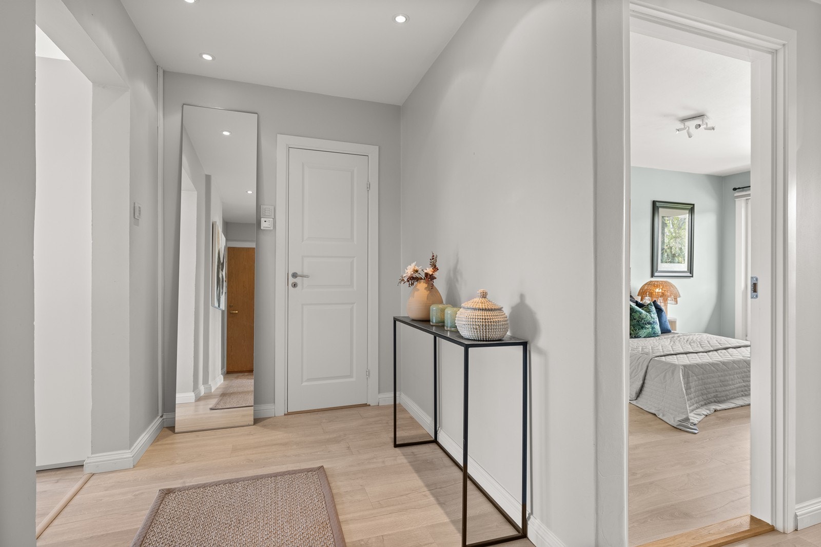 Her ser vi stue/kjøkken til venstre, bad rett frem og hovedsoverom til høyre Galleribilde