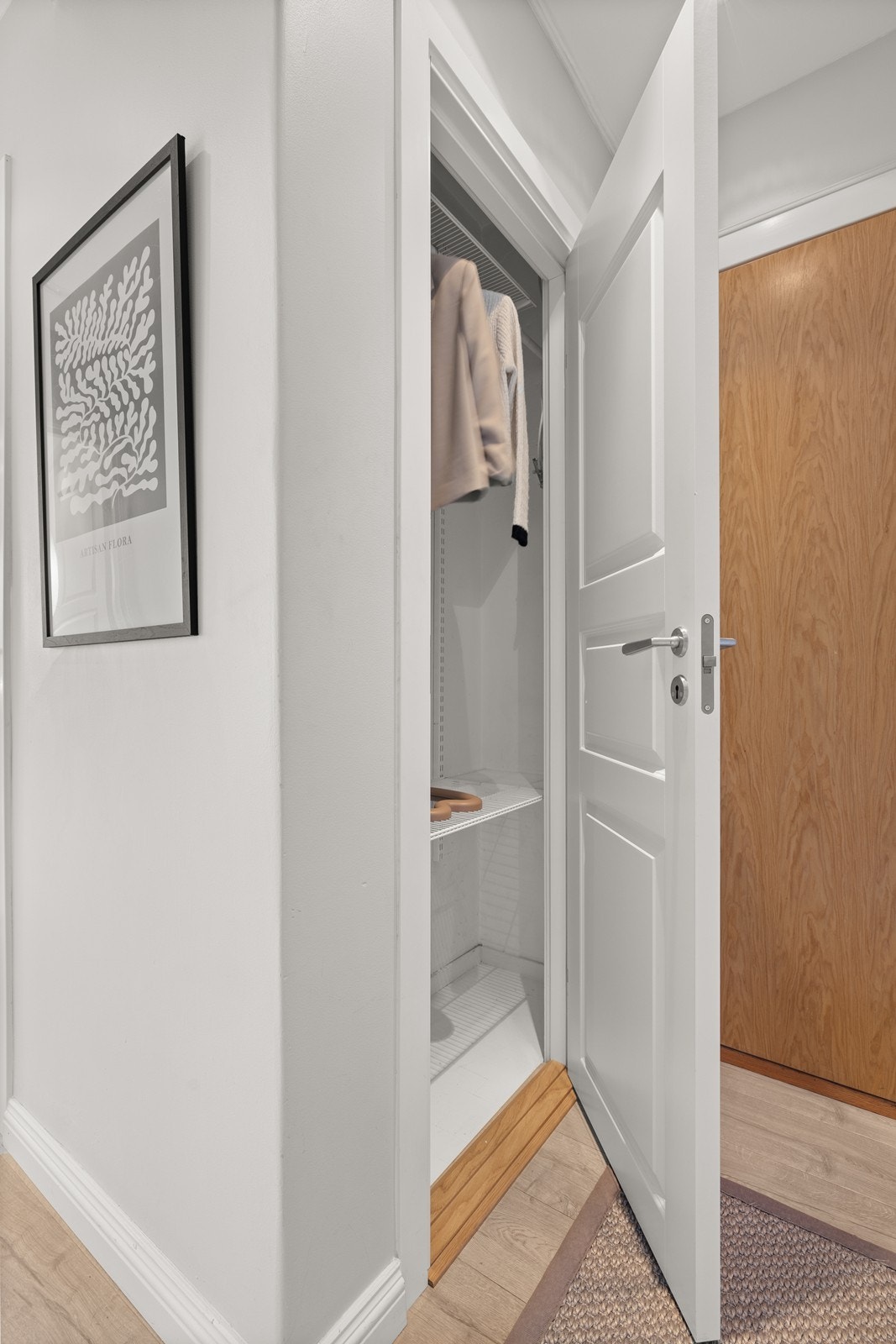 God plass til klesoppheng og lagring i kott i entré Galleribilde