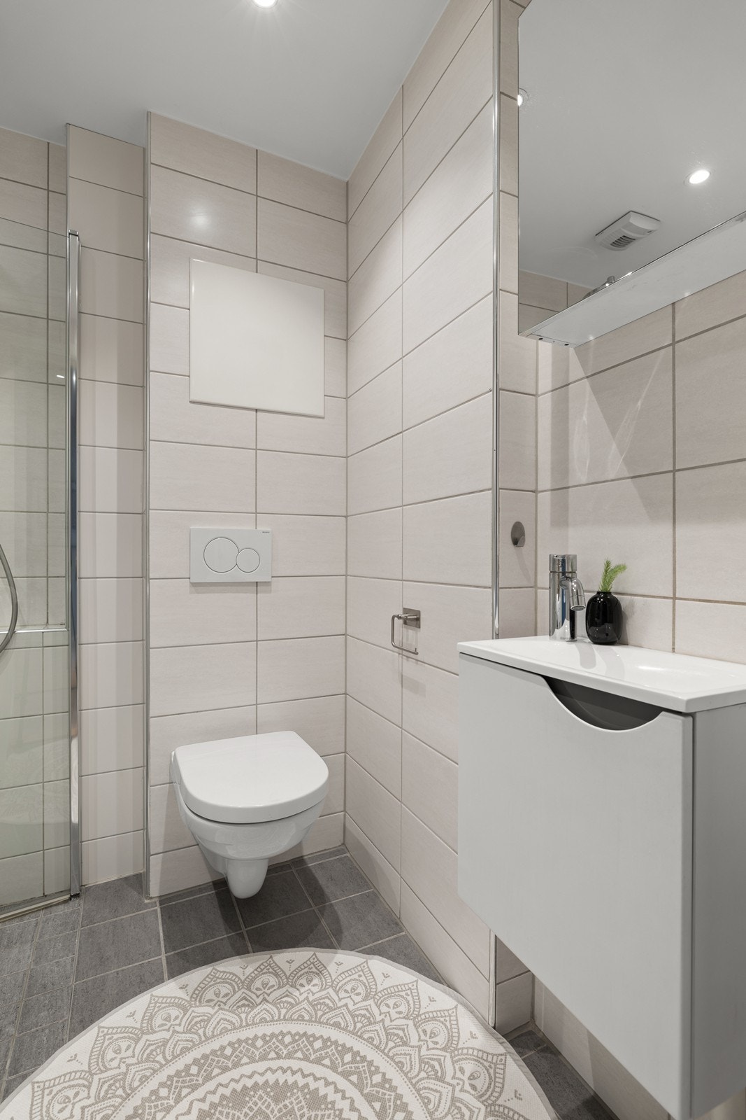 Badet ble pusset opp i 2018 i regi av sameiet. Flislagt med varme i gulv Galleribilde