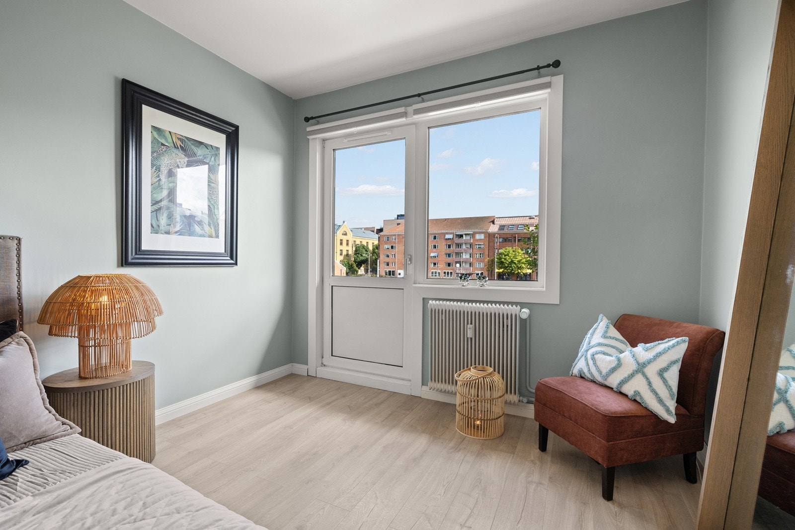 Her er det utgang til balkong på motsatt side av bygården Galleribilde