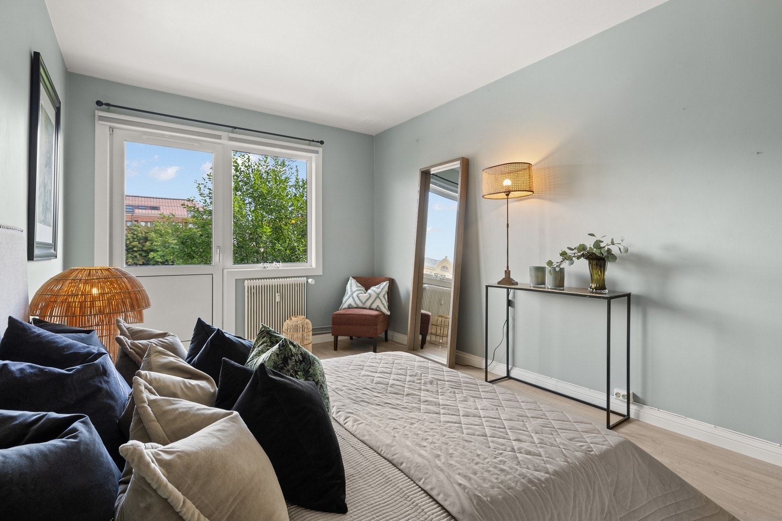 Plass til ekstra møblement også hvis ønskelig, muligens hjemmekontor? Galleribilde