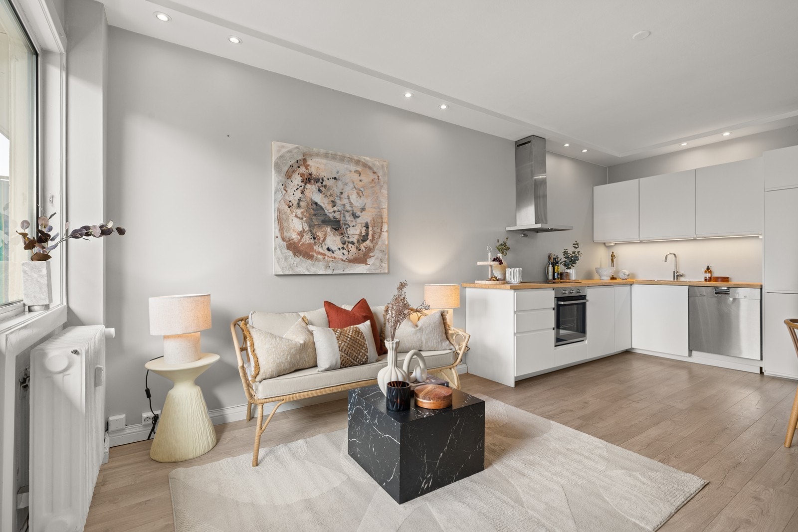 Stuen er i åpen løsning med kjøkken som gjør det lett å underholde gjestene under matlagingen Galleribilde