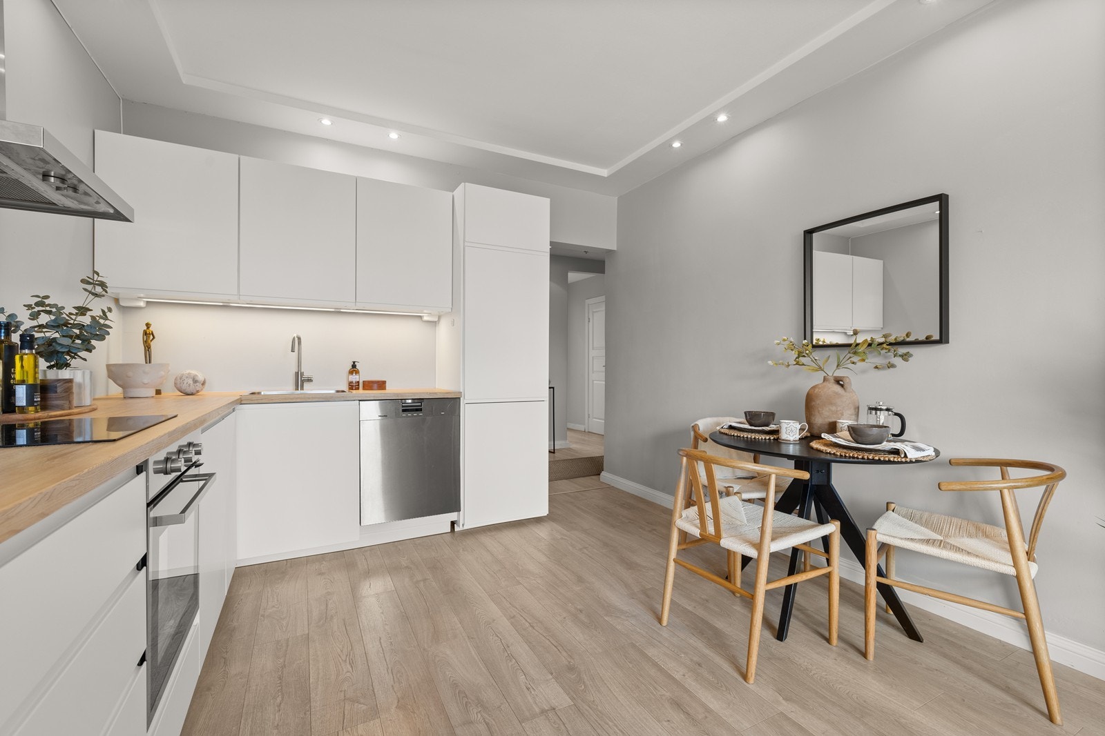 Ikea kjøkkeninnredning med mye nytt fra 2020, inkl hvitevarer! Glatte fronter og laminat benkeplate Galleribilde