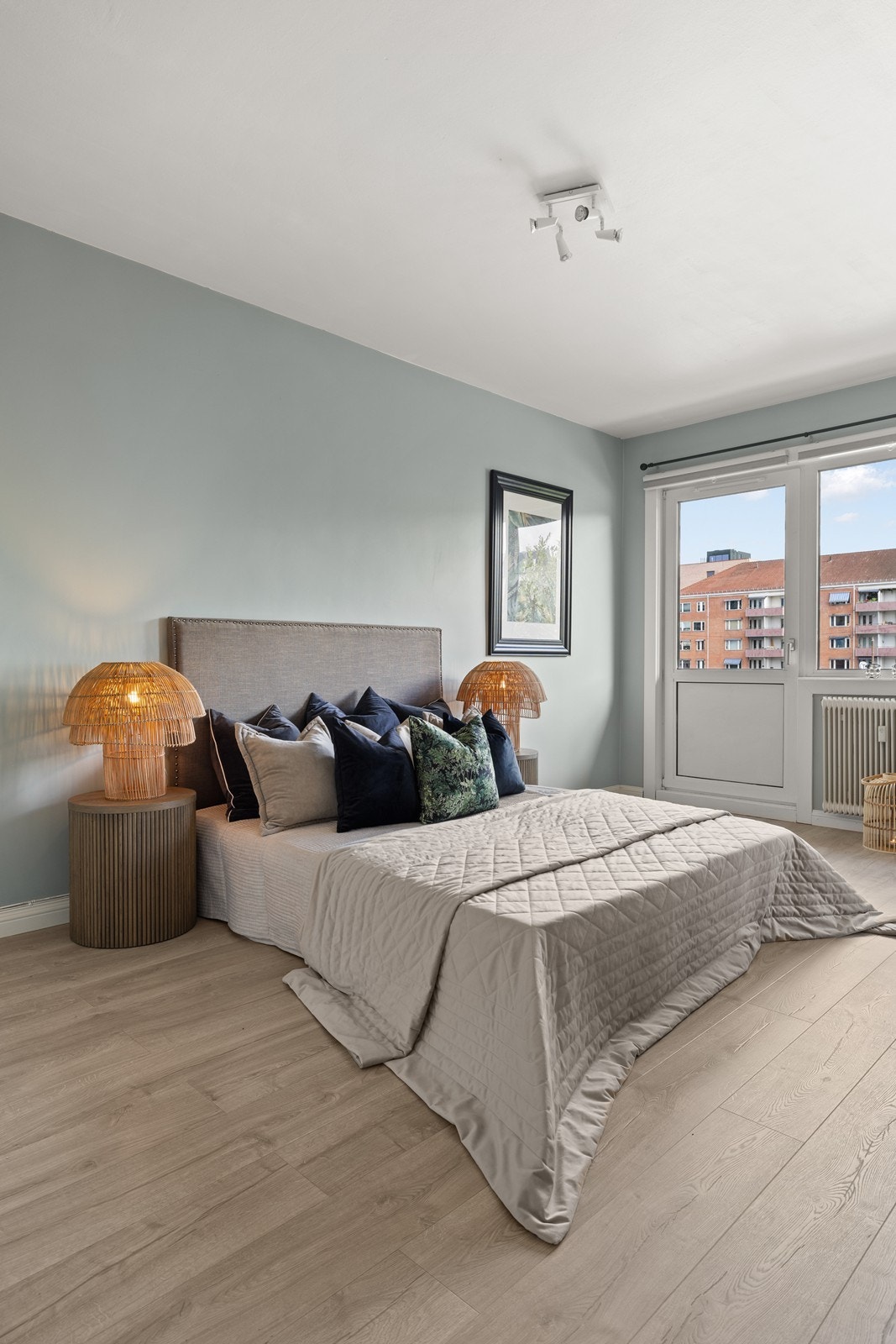 Hovedsoverommet er av meget god størrelse og plass til dobbeltseng samt nattbord på hver side Galleribilde