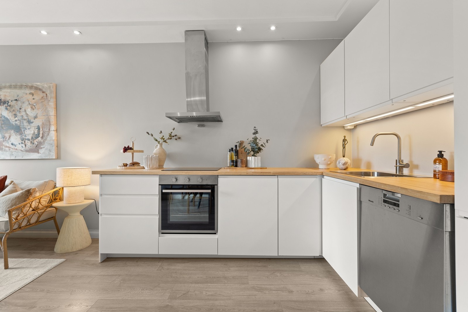 Rikelig med både skap- og benkeplass Galleribilde