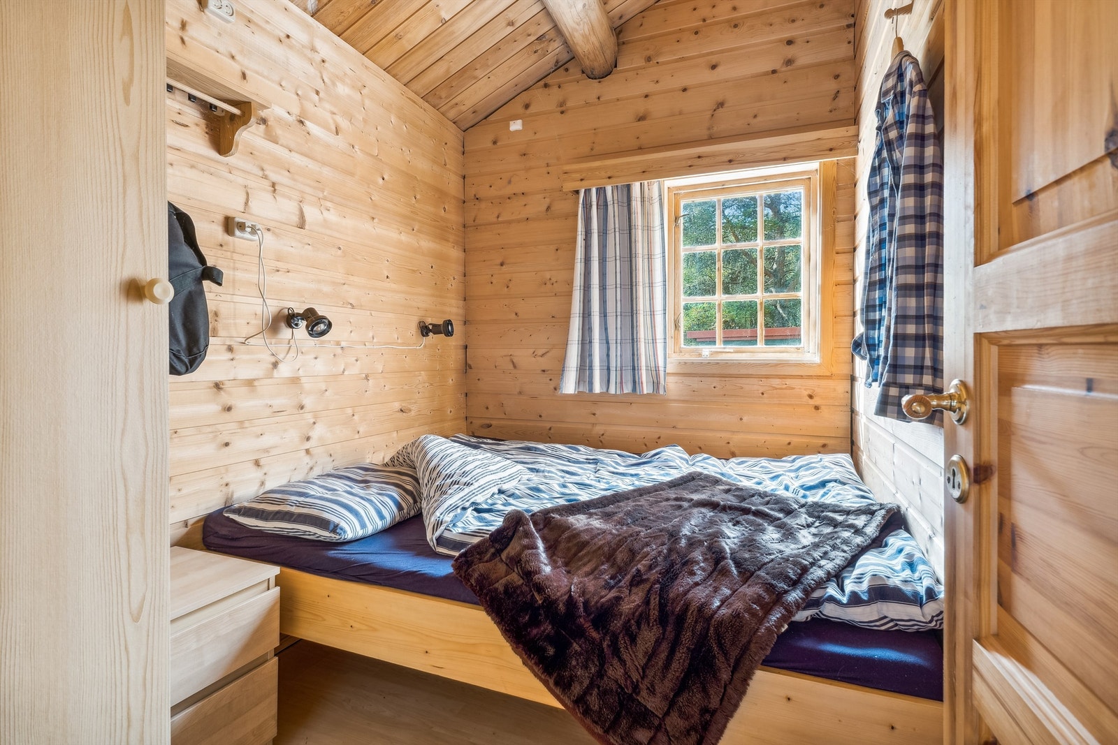 Det er to soverom i hytta. Begge rommene har liggende panel på veggene og laminat på gulvet. Ene rommet har plassbygget dobbeltseng, og garderobeskap. Galleribilde