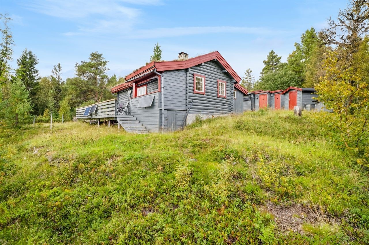Hytta ligger i naturskjønne omgivelser i et område med spredt fritidsbebyggelse. Galleribilde