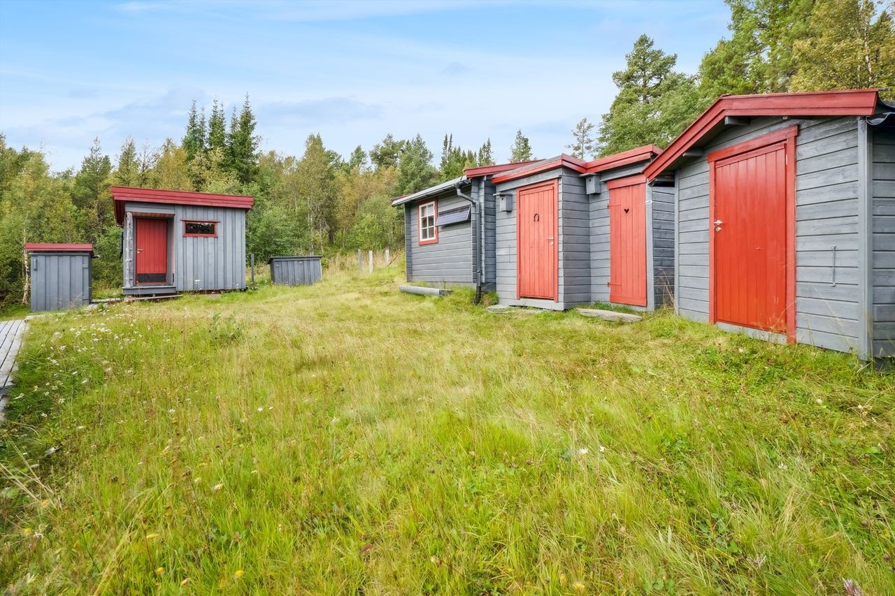 Eiendommen består av hytte, dusjbu, anneks/bod, utedo og uthus. Galleribilde
