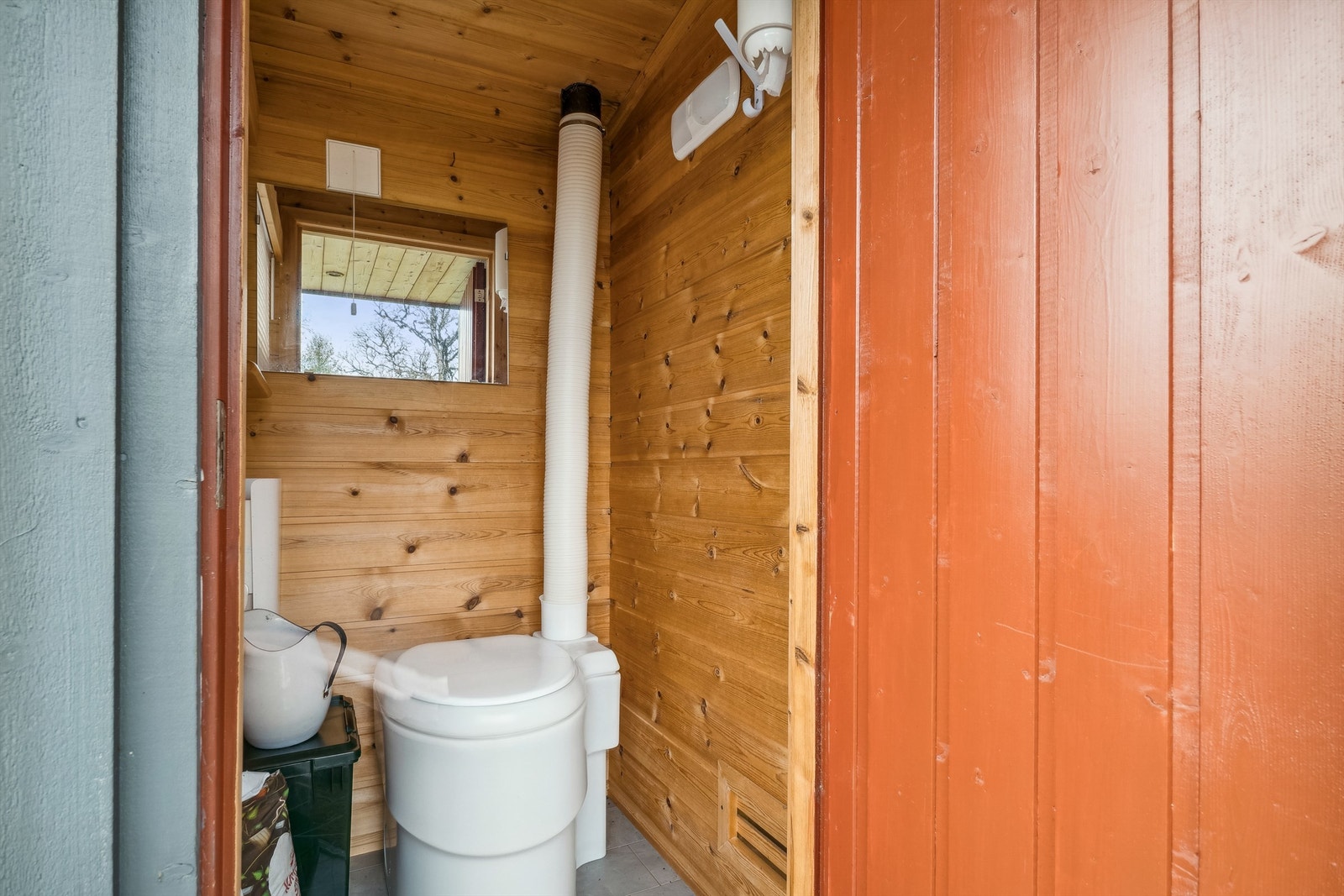 Nyere utedo med fliser på gulvet og panel på veggene. Galleribilde