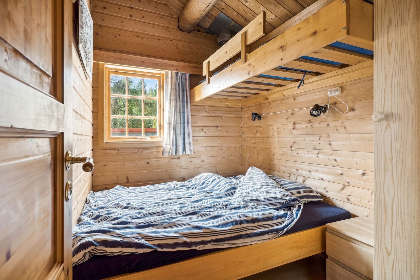 Det andre soverommet har plassbygget dobbeltseng, en plassbygget køyeseng tvers over og garderobeskap. Rommene har skråhimling, men god takhøyde. Galleribilde