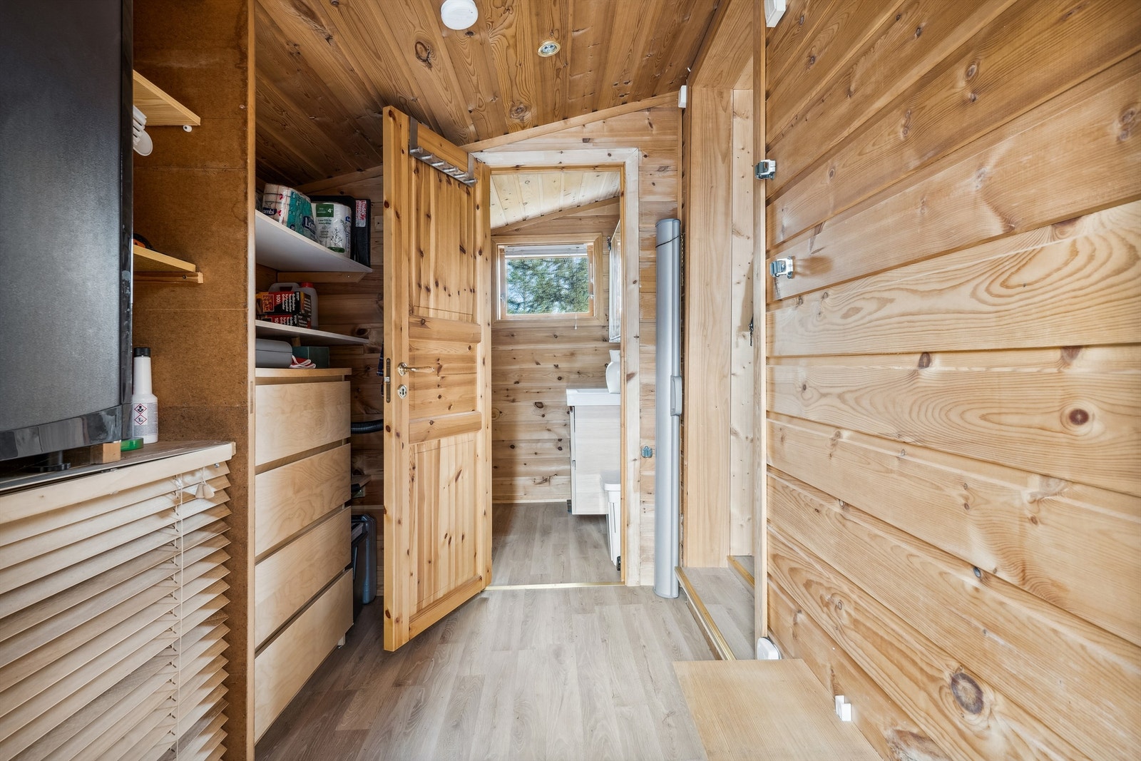 Fra entréen har du adkomst til stellerom/vask rett frem og stuen til høyre Galleribilde