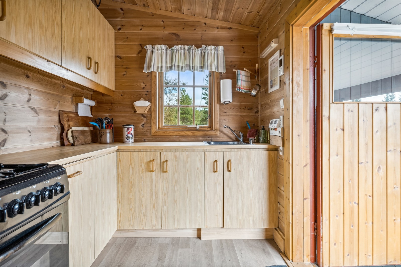 Fra kjøkkenet er det en dør som tar deg ut til terrasse Galleribilde