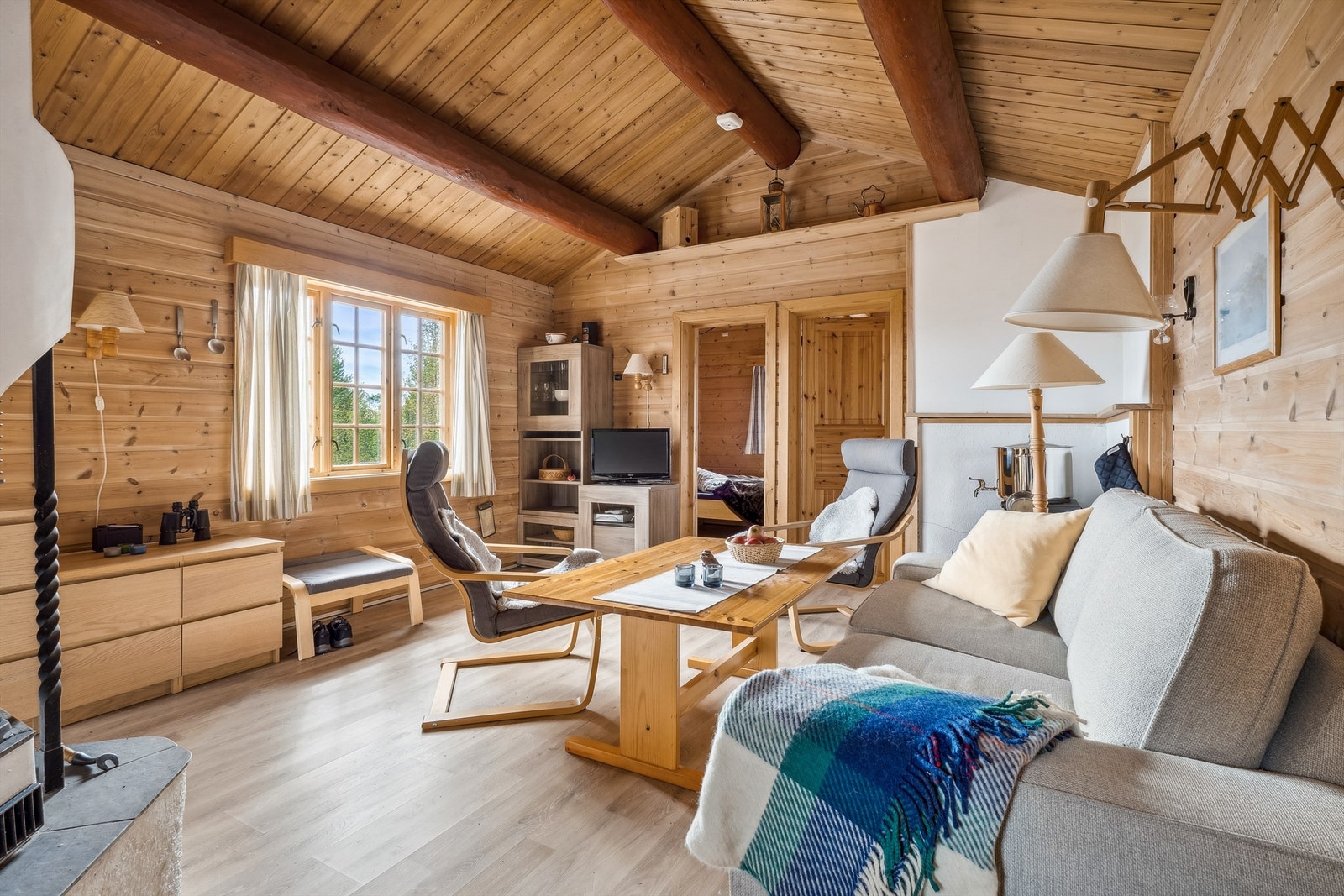 Stuen har laminat på gulvet og liggende panel på veggene. Galleribilde