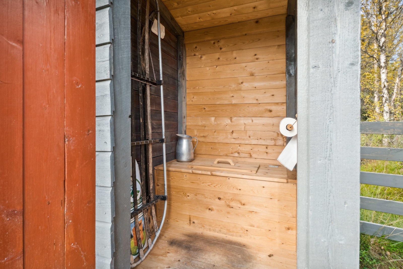 Utedo har panel på veggene og tregulv. Galleribilde